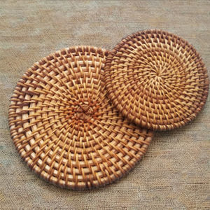 แผ่นรองแก้วลายดอกไม้หวายธรรมชาติ ทำมือ รูปทรงกลม เป็นมิตรกับสิ่งแวดล้อม ของตกแต่งโต๊ะ ผลิตในเวียดนาม - Product Image 1