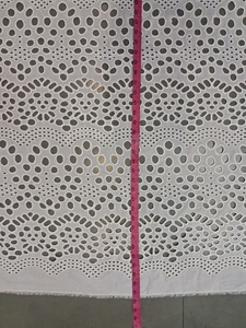 Tela de Algodón Blanco con Bordado Schiffli y Ojales, con Motivos Geométricos, Ondas y Flores para Prendas de Verano, Venta al Por Mayor - Product Image 5