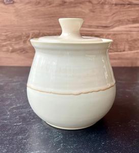 Tarro de Almacenamiento Clásico Esmaltado a Mano con Tapa, Silueta Curva Suave, Elegante Organizador de Encimera, Guarda Alimentos Atemporal para Cocina - Product Image 1