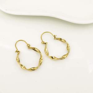 Boucles d'oreilles créoles en laiton plaqué or, design torsadé, style punk unisexe, bijoux de mode pour occasions chrétiennes et fêtes - Product Image 3