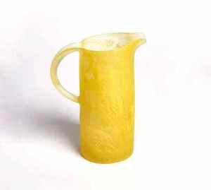 Pichet en verre jaune résine avec poignée, durable, transparent, design écologique, capacité >3L, moderne, pour boissons et fêtes - Product Image 1