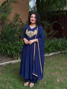 HENIXA CREATION Élégant Ensemble Anarkali en Soie Croquante Vert Sauge Coupe Ajustée Séchage Rapide avec Dupatta Brodé pour Mariage Indien/Pakistanais - Product Image 5