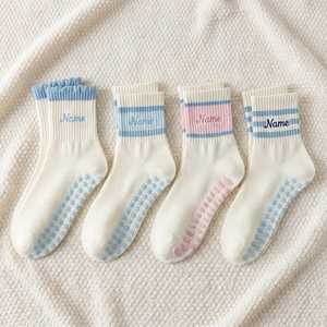 Chaussettes de Pilates en coton personnalisées en gros, avec logo jacquard, pour filles et femmes, longueur mi-mollet, écologiques, antidérapantes pour le yoga - Product Image 4