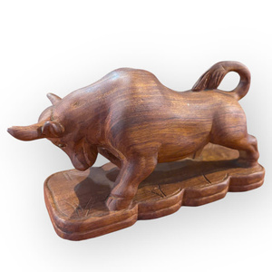 Une statue de buffle exquisamment sculptée, en bois de santal, est présentée. - Product Image 6