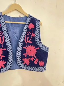 Veste Suzani bleu marine brodée à la main en coton, motif floral bohème, vêtements ethniques pour femmes, sans manches, veste courte traditionnelle - Product Image 3