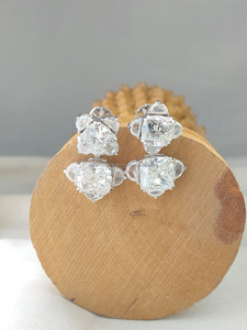 Pendientes de diamantes con corte cojín y piedras laterales en oro blanco, una combinación deslumbrante de brillo suave y elegancia refinada, hechos para destacar. - Product Image 2