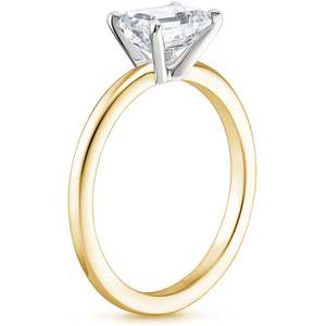 Bague de fiançailles solitaire en diamant taille émeraude en or blanc, sertie de griffes, style classique pour femme - Product Image 4