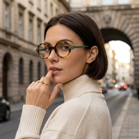 Montures optiques rondes en acétate avant-gardistes, verres contrastants vert et rose, lunettes de créateur pour boutique de mode