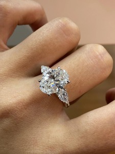 Anillo de Compromiso con Diamante Ovalado de 4.80CT Cultivado en Laboratorio, Certificado por IGI, con Piedras Laterales en Forma de Pera, Anillo de Boda de Lujo, Regalo de Joyería para Mujer - Product Image 4