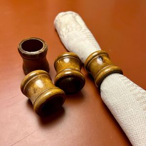 Anillo para servilletas de madera con textura natural que agrega un toque cálido a comedores contemporáneos y cocinas acogedoras. - Product Image 5