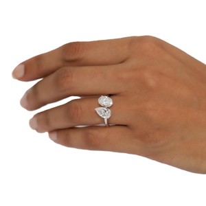 Bague Toi et Moi à deux pierres en or massif 10K 14K 18K, sertie à griffes, avec diamants de laboratoire ovales et en forme de poire, couleur DEF, clarté VS VVS, certifiée IGI - Product Image 5