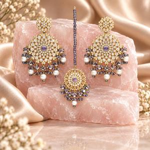 Pendientes de piedra morada chapados en oro y conjunto de Maang Tikka con perlas de imitación, fabricante pakistaní de joyería nupcial, suministro al por mayor. - Product Image 1