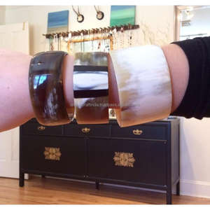 Ensemble de bracelets en corne naturelle TribalGlint | Bracelets de déclaration ethniques audacieux pour la mode Boho et les cadeaux faits à la main | Collection en gros - Product Image 2