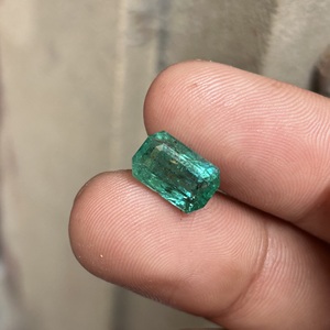 Émeraude naturelle de qualité supérieure du Zambie, 3,70 carats, vert intense, pierre facettée non montée pour la fabrication de bijoux - Product Image 3