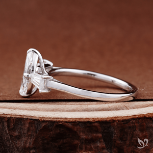 Bague de fiançailles classique en or blanc 10K avec diamant de laboratoire taille marquise 1 carat, trois pierres et pierres latérales taille baguette, certifiée IGI - Product Image 2
