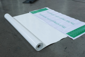 Hoja blanca flexible para techos 8ft 60 Mil Pvc Tpo Impermeabilización Rollos Tpo para techos Soldador Membrana de techo con el mejor precio - Product Image 3