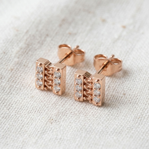 Boucles d'oreilles clous en or rose 14 carats avec diamants de laboratoire, taille brillant rond, géométriques, pour cadeau de fiançailles, mariage, ou usage quotidien - Product Image 3