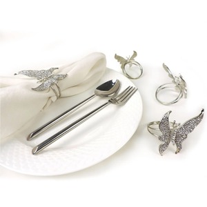 Anillo para Servilletas con Detalle de Mariposa en Cristal Plateado, Ideal para Eventos y Recepciones, Hecho a Mano en India - Product Image 5