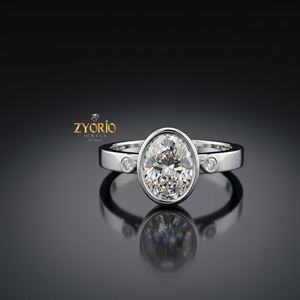 แหวนหมั้นทรงกลมประดับเพชรขอบทอง 18K พร้อมเพชรประดับด้านข้าง - Product Image 5