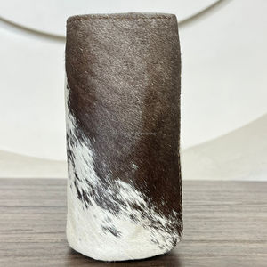 Nouveau porte-boisson isolé en peau de vache rustique avec manchon refroidisseur avec coozies de boisson en fourrure de vache naturelle faits à la main pour canette standard de 12oz - Product Image 5