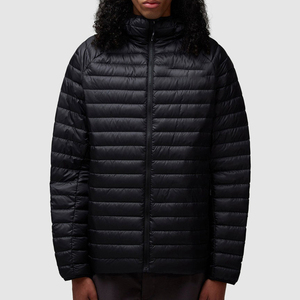 Chaqueta acolchada ligera para hombre, negra, con cuello alto y cremallera, con relleno horizontal. - Product Image 1