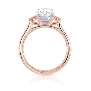 Anillo de Compromiso de Tres Piedras con Diamante Cultivado en Laboratorio de Corte Ovalado de 5.30CT, Oro Rosa de 14K, Piedra Lateral, Joyería Fina Personalizada, Fabricante Mayorista - Product Image 4