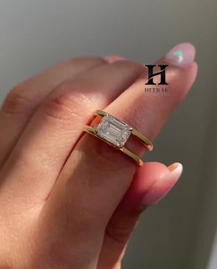 แหวนเพชรแล็บทรงมรกตหรูหรา ทอง 14K ดีไซน์มินิมอล วงแหวนคู่ สำหรับผู้หญิง รับรองโดย IGI - Product Image 1