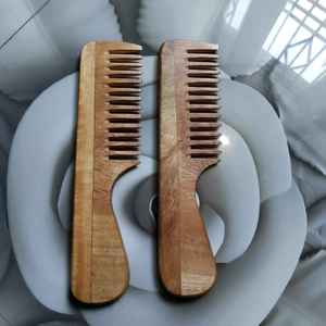 Peine de madera de Neem hecho a mano con dientes anchos para el cuidado del cabello a precio mayorista - Product Image 1