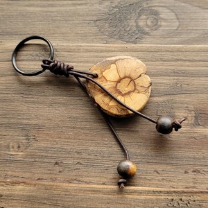 Porte-clés en bois rustique bio, inspiré de la nature, fait main, accessoire en bois naturel, design de logo personnalisable pour anniversaire/mariage - Product Image 1