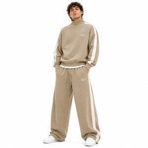 Proveedor de Sudaderas Oversize con Cuello Alto Estilo Streetwear, Sudaderas con Capucha Beige con Rayas en Contraste Personalizadas, y Pantalones Deportivos de Pierna Ancha de Felpa Gruesa - Product Image 1