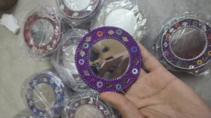 กระจกทำด้วยมือ Gota patti และ beadwork ทำด้วยมืองานศิลปะแบบดั้งเดิมของราชสถานเพื่อความสง่างามทันสมัยและเป็นของขวัญตามเทศกาล - Product Image 3