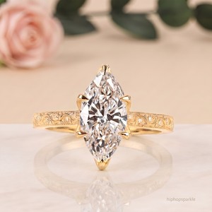 Bague de fiançailles en argent sterling 925 avec moissanite taille marquise sertie à griffes, plaquée or, bande gravée vintage, bijoux fins de mariée, cadeau - Product Image 1