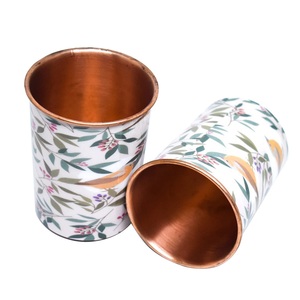 Verre élégant et personnalisé avec finition cuivrée et impression autocollante, idéal pour servir différents types de boissons et pour le bien-être. - Product Image 1