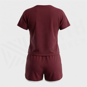 Conjunto de 2 Piezas para Mujer, Camiseta de Manga Corta con Cuello Redondo Color Granate Sólido y Pantalones Cortos por Encima de la Rodilla con Estampado de Corazón, Ropa Casual - Product Image 2
