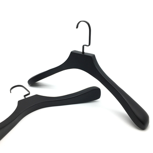Percha de Madera Minimalista para Mujer con Gancho de Acero Inoxidable para Armario, Perchas de Madera Modernas de Buena Calidad con Logotipo Personalizado - Product Image 3