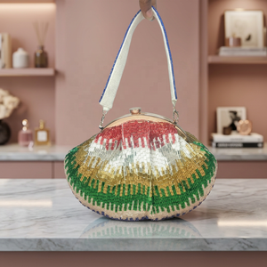 Sac de soirée fait main en forme de coquillage, orné de perles, avec motif coloré et bandoulière, idéal pour les soirées - Product Image 1