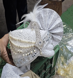 Safa de Mariage Royal Blanc de Luxe pour le Marié avec Travail Artisanal de Perles et Pierres, Turban Pagri Traditionnel Indien de Créateur en Gros - Product Image 4