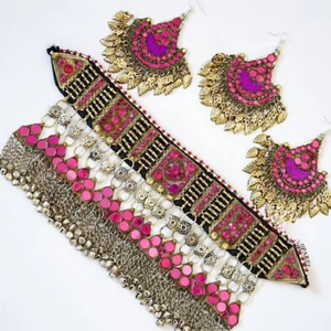 Magnifiques boucles d'oreilles tribales afghanes rose magenta avec des pampilles, ornées de perles complexes et de fils soyeux en cascade - Product Image 4