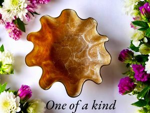 Grand bol décoratif en résine époxy crème, design géode, fait main, pour servir - Product Image 3