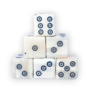 Accessoires de jeu de dés carrés en corne de buffle blanche polie, faits à la main, écologiques, thème moderne, objets d'art et de collection - Product Image 1