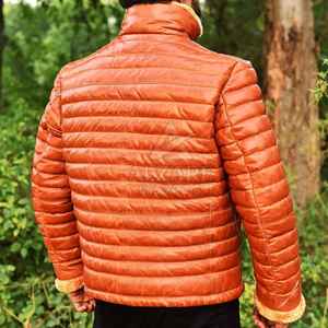 Chaqueta de cuero de lujo con relleno térmico, acabado suave y un estilo moderno y elegante. - Product Image 4