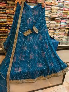 Vestido de gasa suave combinado con gasa bordada. duppatta. Una decoración elegante y detallada. Trabajo de raisham puro mezclado con secuencias mate - Product Image 5