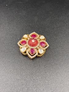 Collar de Plata Chapado en Oro con Colgante Floral y Detalles en Dobleto Rojo, Estilo Clásico para Mujer, Ideal para Bodas y Compromisos - Product Image 3