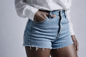 Shorts de mezclilla con dobladillo deshilachado y cintura alta para mujer – Shorts casuales de mezclilla para verano - Product Image 2