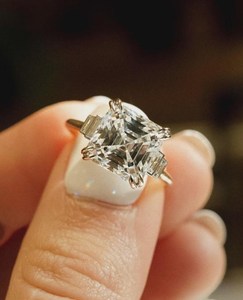 Anillo romántico de cinco piedras con moissanita brillante de 8 mm, corte Asscher, en rodio con plata 925 original, regalo de boda para novia. - Product Image 2