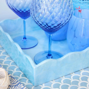 Plateau décoratif tissé à la main en coquilles de capiz bleues festonnées, charmant et idéal pour servir et organiser la maison. - Product Image 5