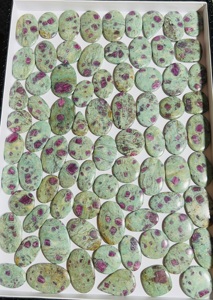 พลอยทริมูร์ตี รูบี้ฟูชไซต์ทรงคาโบชอง ขายส่ง พลอยสีเขียวแดงขัดเงา (15-70 มม.) แหล่งกำเนิดราชสถาน สำหรับทำแหวน - Product Image 2