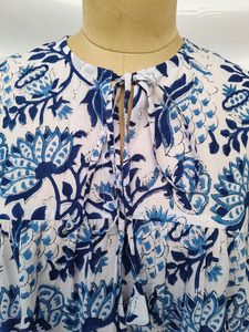 Robe longue maxi décontractée pour femme, en coton, style kaftan, imprimé floral bleu et blanc, col noué, idéale pour les vacances - Product Image 1