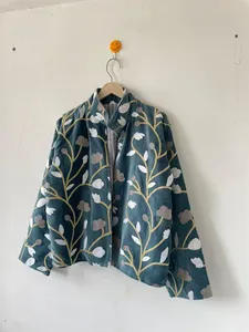 Chaqueta de terciopelo azul verdoso bordada a mano para mujer, abrigo cálido de invierno con bordado floral Aari, cuello alto y frente abierto - Product Image 3