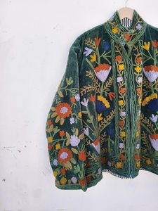 Chaqueta Suzani de Terciopelo Bordada a Mano, Estilo Boho Floral, Abrigo de Invierno con Cuello Alto, Logotipo Frontal, Relleno de Algodón, Transpirable - Product Image 3